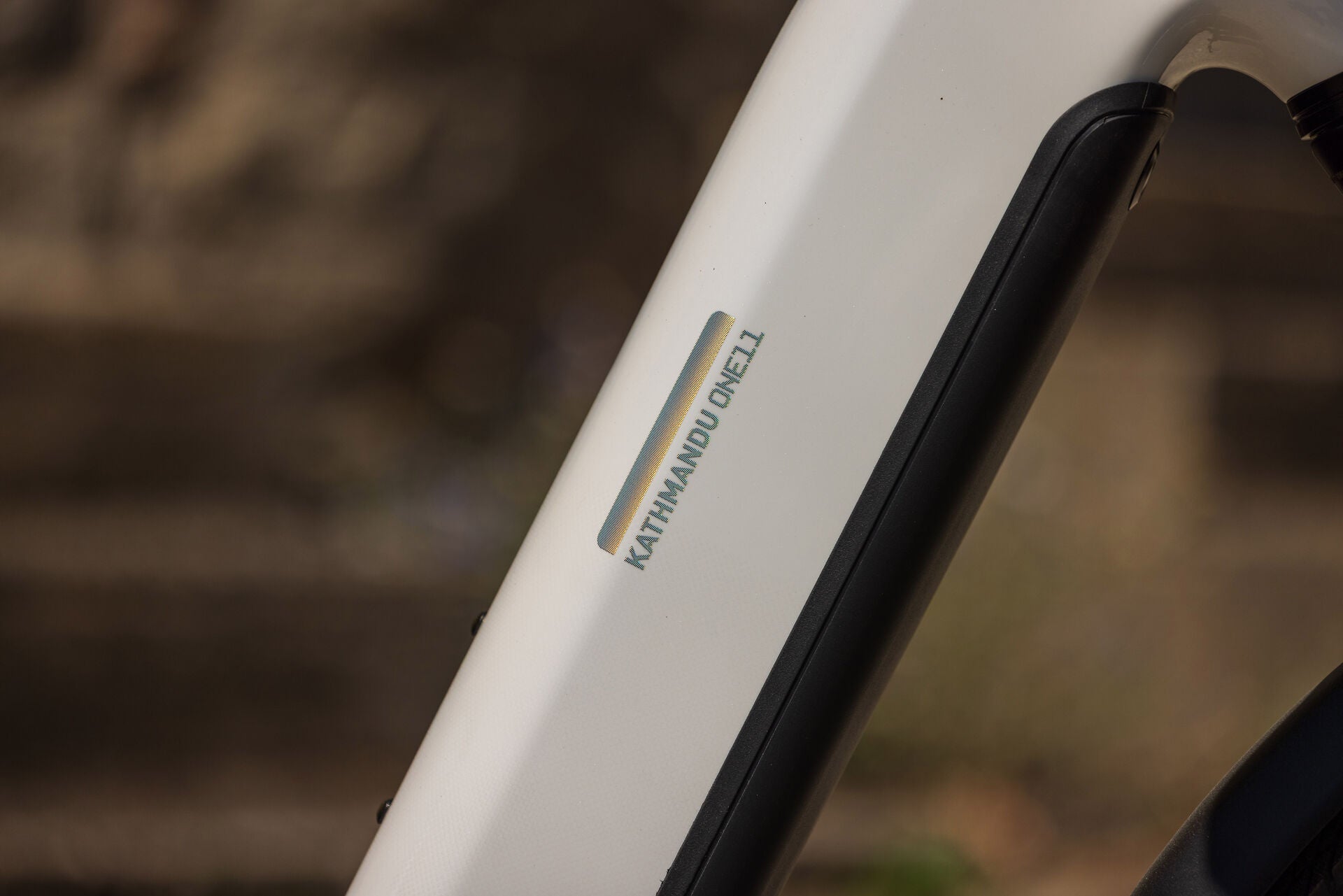 Cube Kathmandu Hybrid ONE11 HPC SLX 800 metallicwhite´n´prizm Easy Entry 2027 – E-Crossrad – Detailansicht 1