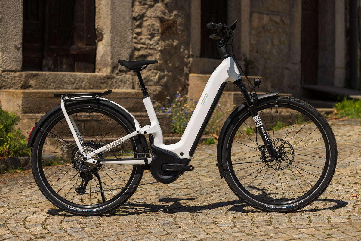 Cube Kathmandu Hybrid ONE11 HPC SLX 800 metallicwhite´n´prizm Easy Entry 2027 – E-Crossrad – Seitenansicht 1