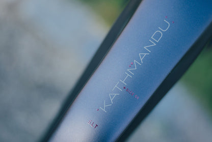 Cube Kathmandu Hybrid SLT 800 mysticgraphite´n´reflex Trapeze 2027 – E-Trekkingrad – Detailansicht 1