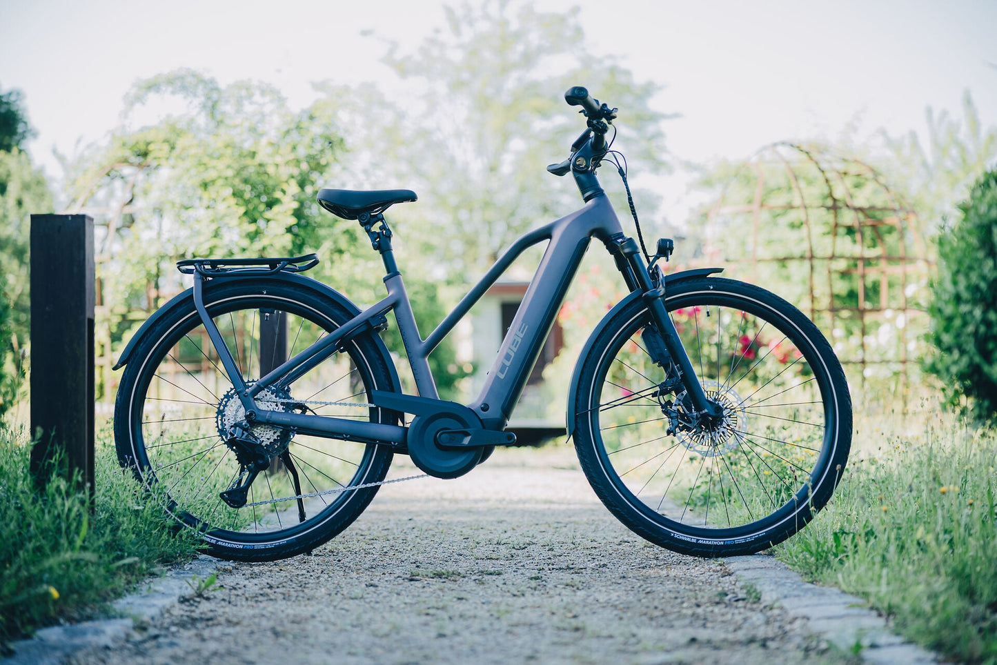 Cube Kathmandu Hybrid SLT 800 mysticgraphite´n´reflex Trapeze 2027 – E-Trekkingrad – Seitenansicht 1