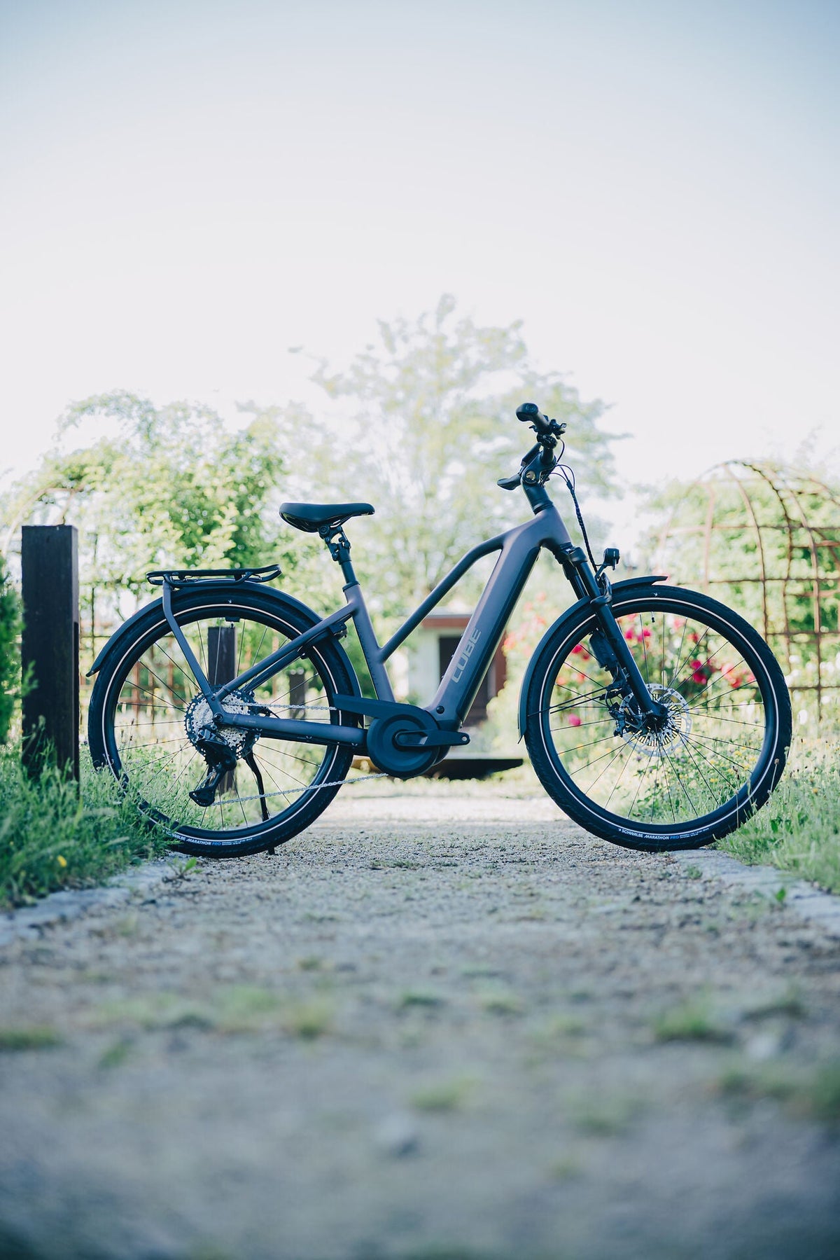 Cube Kathmandu Hybrid SLT 800 mysticgraphite´n´reflex Trapeze 2027 – E-Trekkingrad – Seitenansicht 2