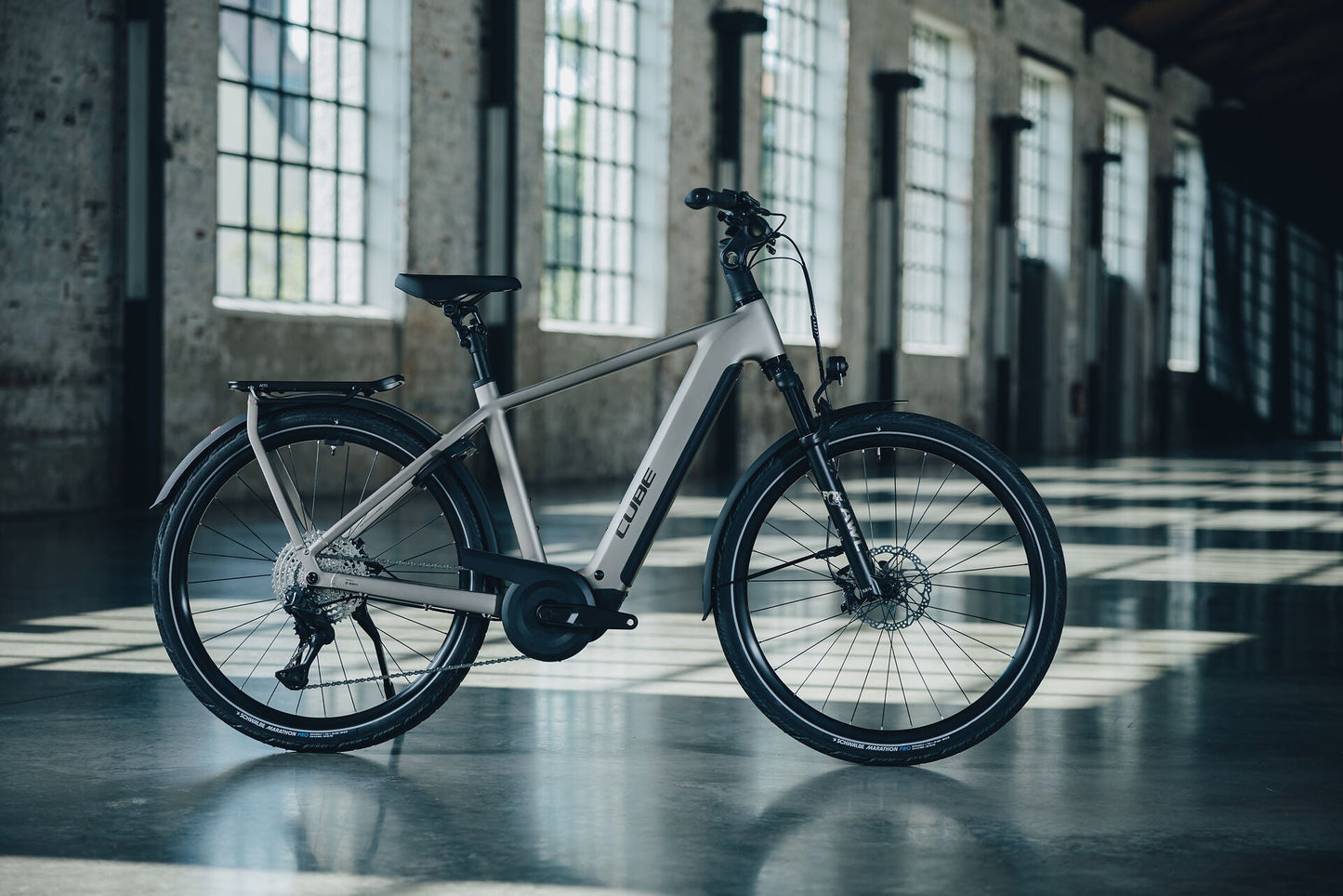 Cube Kathmandu Hybrid SLX 800 flashstone´n´chrome 2027 – E-Trekkingrad – Seitenansicht 1