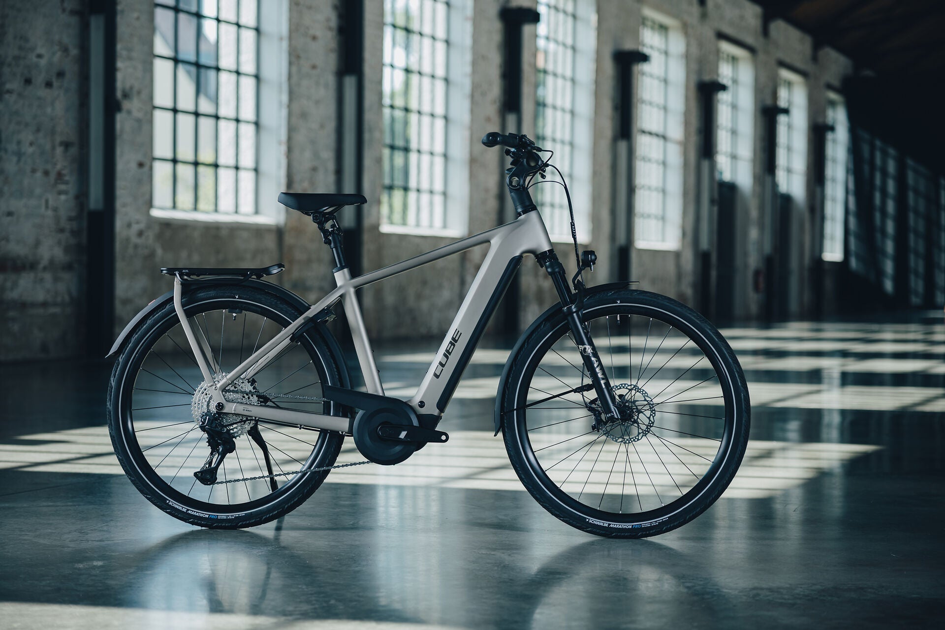 Cube Kathmandu Hybrid SLX 800 flashstone´n´chrome 2027 – E-Trekkingrad – Seitenansicht 1