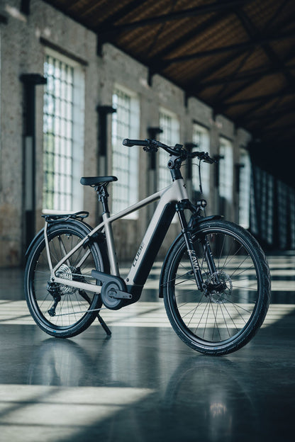Cube Kathmandu Hybrid SLX 800 flashstone´n´chrome 2027 – E-Trekkingrad – Seitenansicht 3