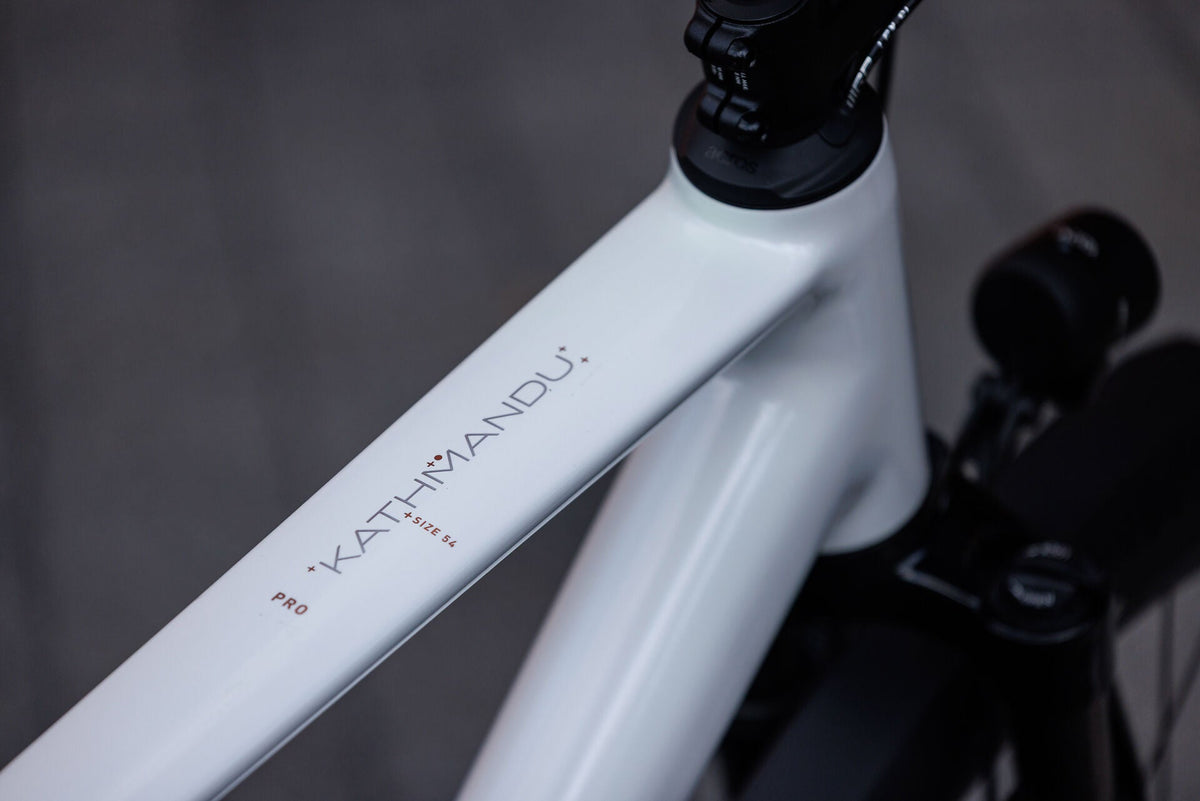 Cube Kathmandu Pro metallicwhite´n´chrome 2027 – Trekkingrad – Detailansicht 13