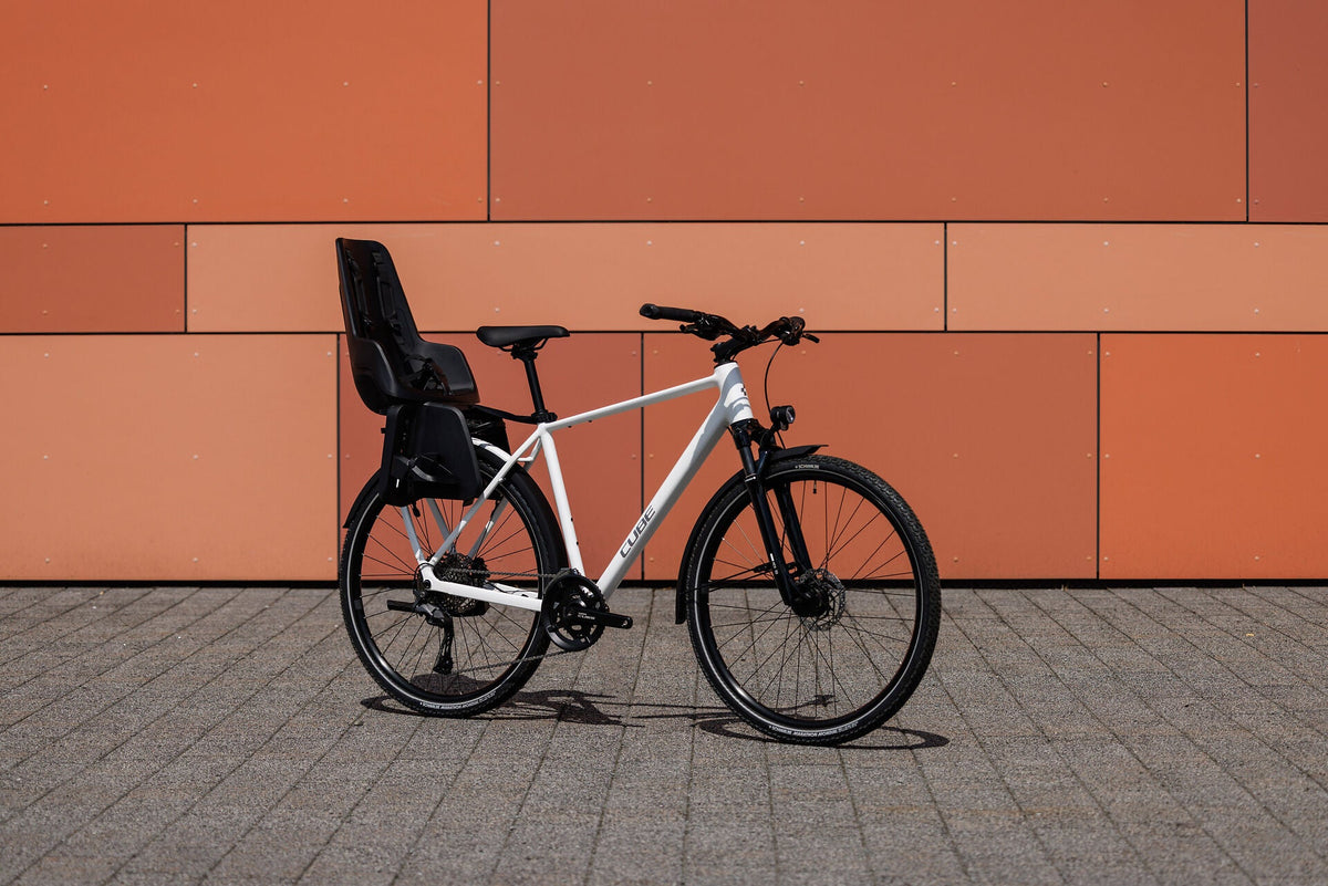 Cube Kathmandu Pro metallicwhite´n´chrome 2027 – Trekkingrad – Seitenansicht 1