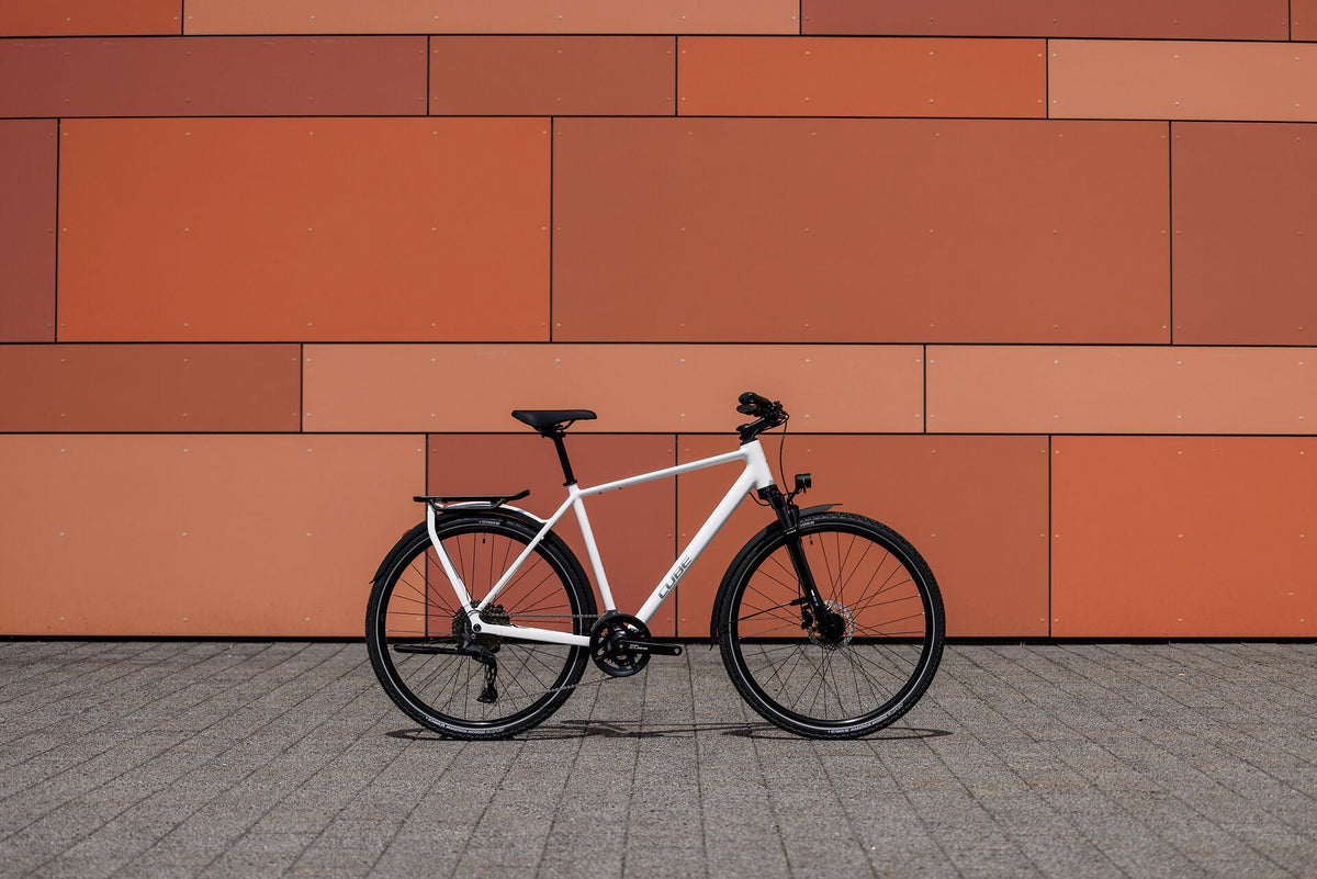 Cube Kathmandu Pro metallicwhite´n´chrome 2027 – Trekkingrad – Seitenansicht 3