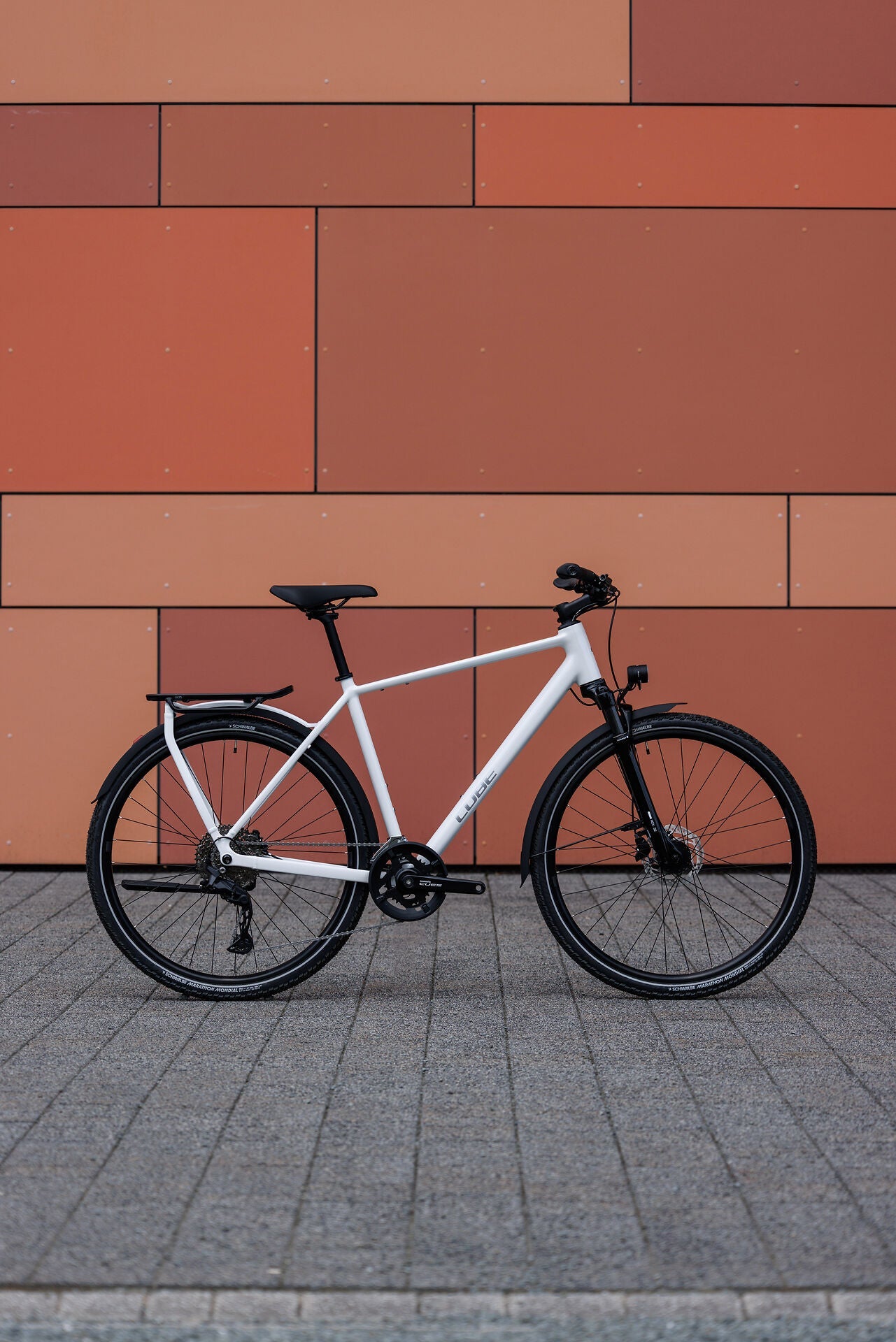Cube Kathmandu Pro metallicwhite´n´chrome 2027 – Trekkingrad – Seitenansicht 4