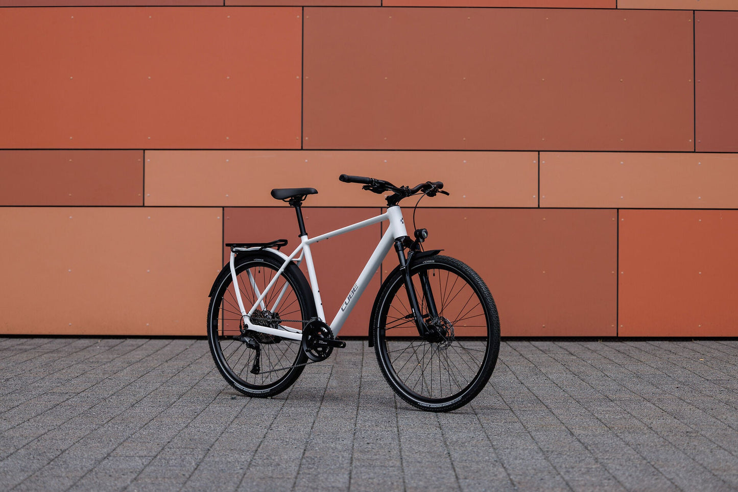 Cube Kathmandu Pro metallicwhite´n´chrome 2027 – Trekkingrad – Seitenansicht 5