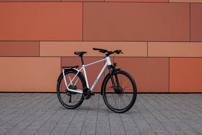 Cube Kathmandu Pro metallicwhite´n´chrome 2027 – Trekkingrad – Seitenansicht 5