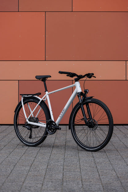 Cube Kathmandu Pro metallicwhite´n´chrome 2027 – Trekkingrad – Seitenansicht 6