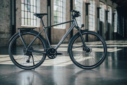 Cube Kathmandu Pro slabgrey´n´chrome 2027 – Trekkingrad – Seitenansicht 1