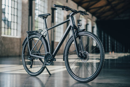 Cube Kathmandu Pro slabgrey´n´chrome 2027 – Trekkingrad – Seitenansicht 3