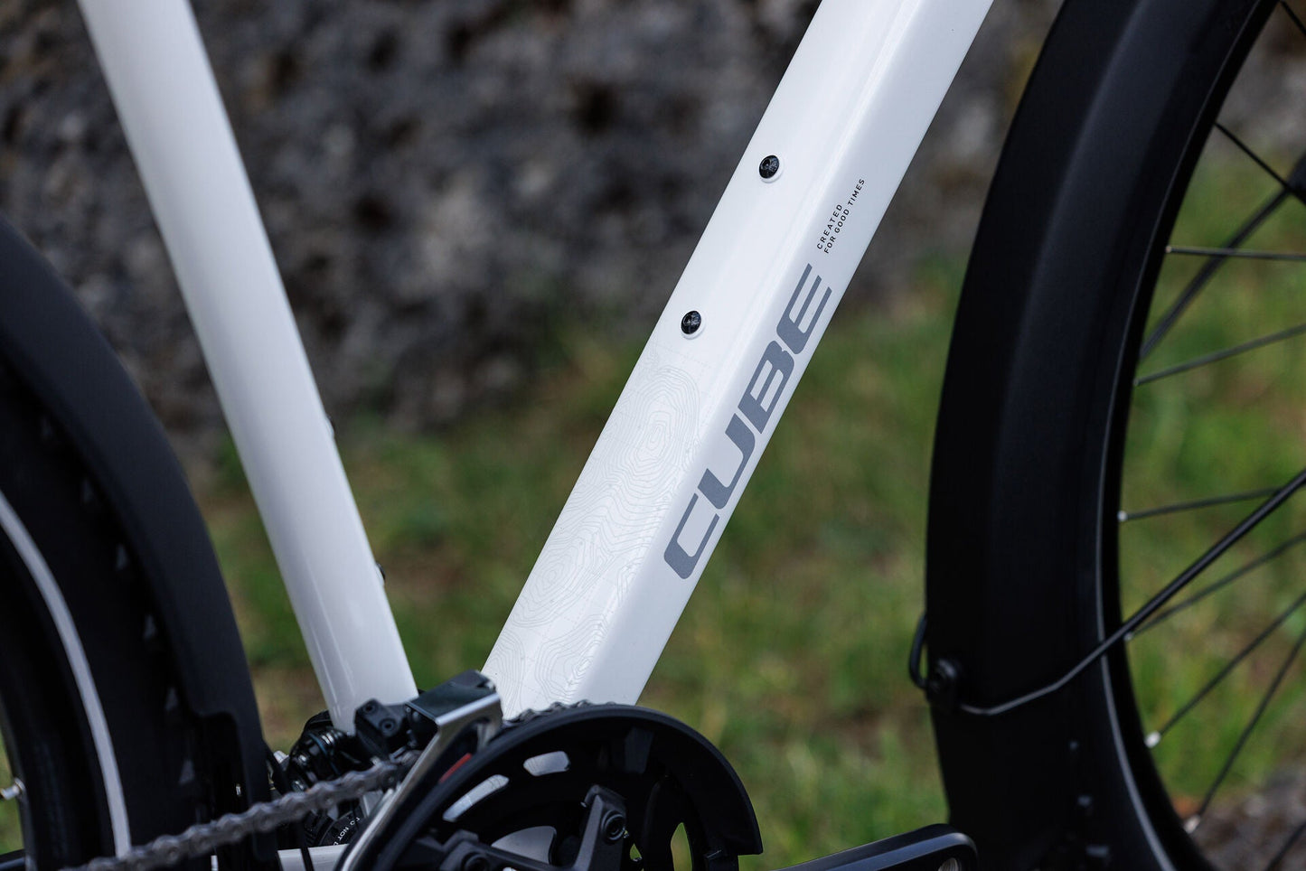 Cube Nature Pro FE metallicwhite´n´reflex 2027 – Crossrad – Detailansicht 1