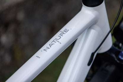 Cube Nature Pro FE metallicwhite´n´reflex 2027 – Crossrad – Detailansicht 11