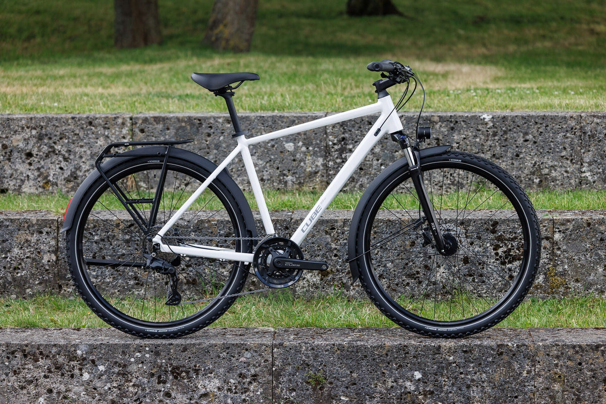 Cube Nature Pro FE metallicwhite´n´reflex 2027 – Crossrad – Seitenansicht 1