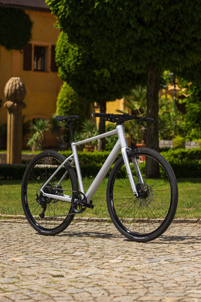Cube Nulane ONE silverstar´n´reflex 2027 – Fitnessbike – Seitenansicht 4