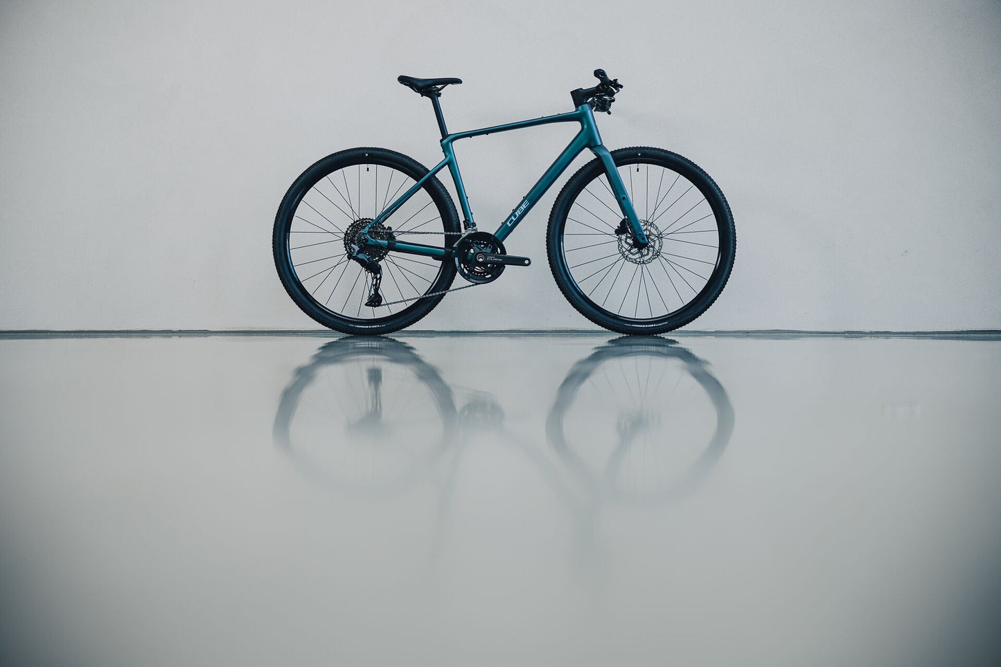 Cube Nulane Race smaragdgrey´n´prizm 2027 – Fitnessbike – Seitenansicht 1