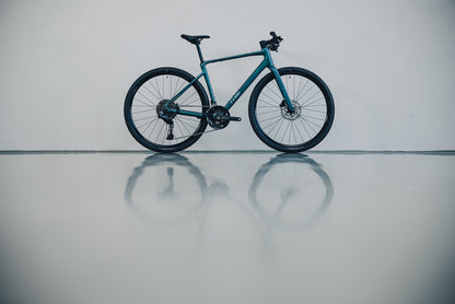 Cube Nulane Race smaragdgrey´n´prizm 2027 – Fitnessbike – Seitenansicht 1