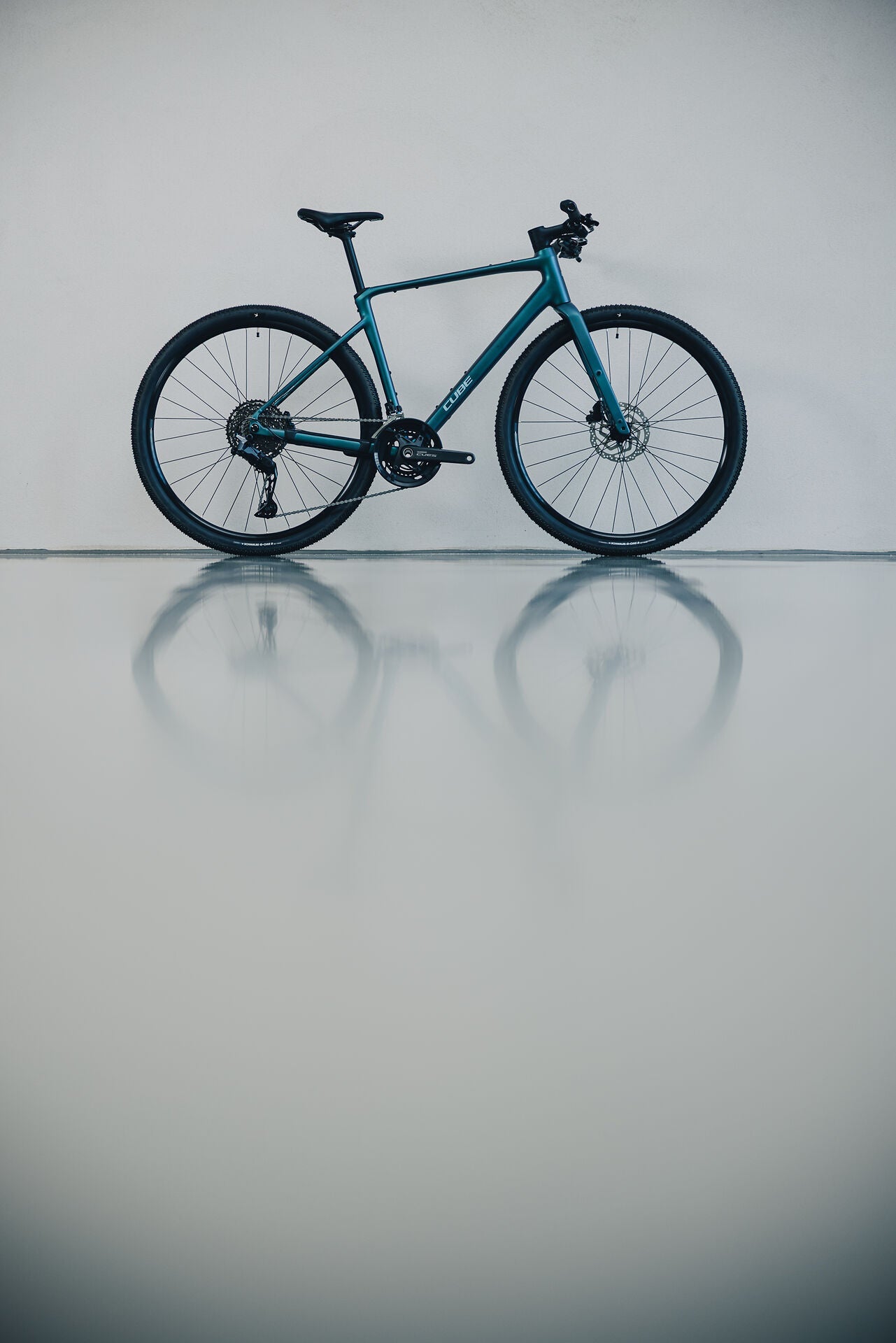 Cube Nulane Race smaragdgrey´n´prizm 2027 – Fitnessbike – Seitenansicht 2