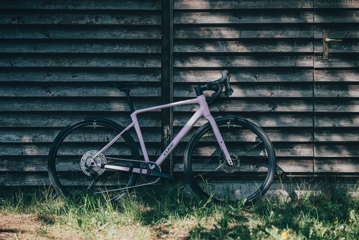 Cube Nuroad EX bubblegum´n´black 2027 – Gravelbike – Seitenansicht 1