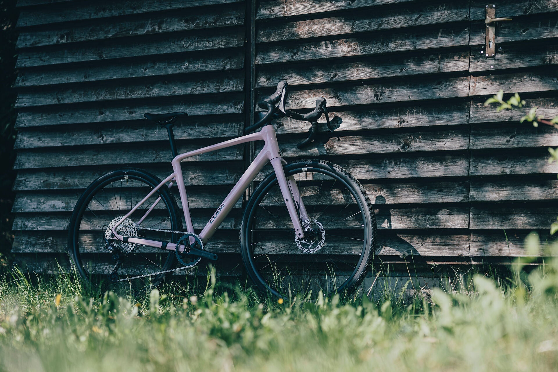 Cube Nuroad EX bubblegum´n´black 2027 – Gravelbike – Seitenansicht 4