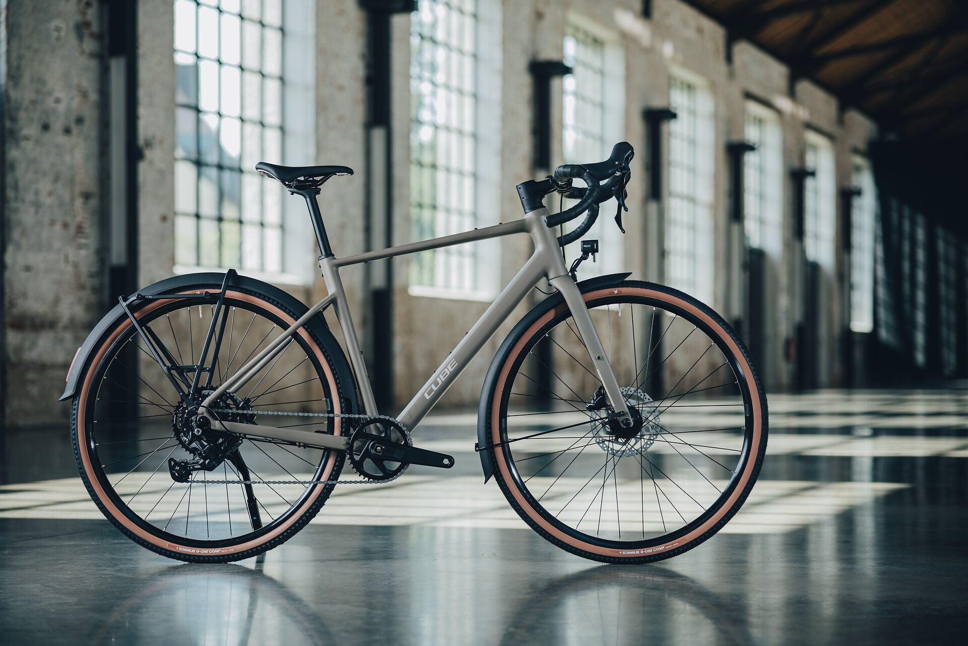 Cube Nuroad ONE FE wood´n´grey 2027 – Gravelbike – Seitenansicht 1