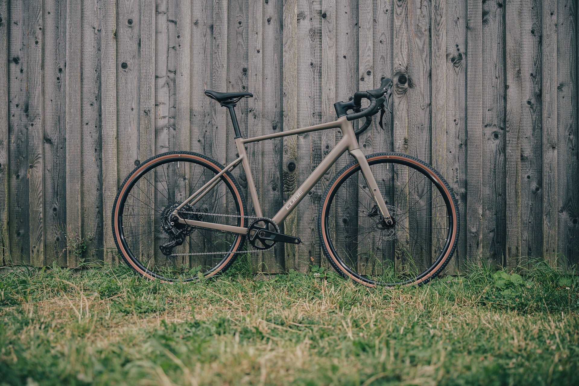 Cube Nuroad ONE wood´n´grey 2027 – Gravelbike – Seitenansicht 1
