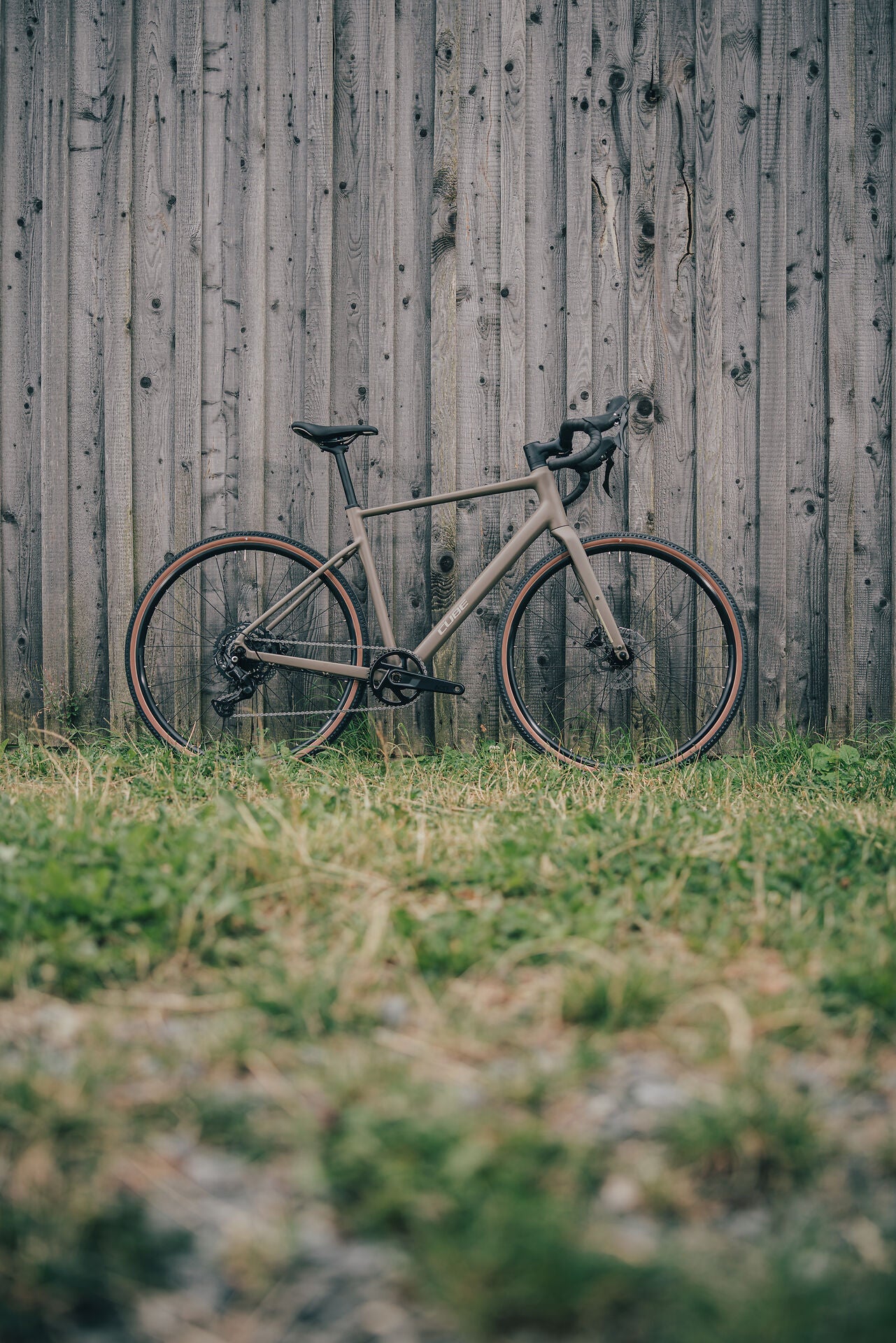 Cube Nuroad ONE wood´n´grey 2027 – Gravelbike – Seitenansicht 2