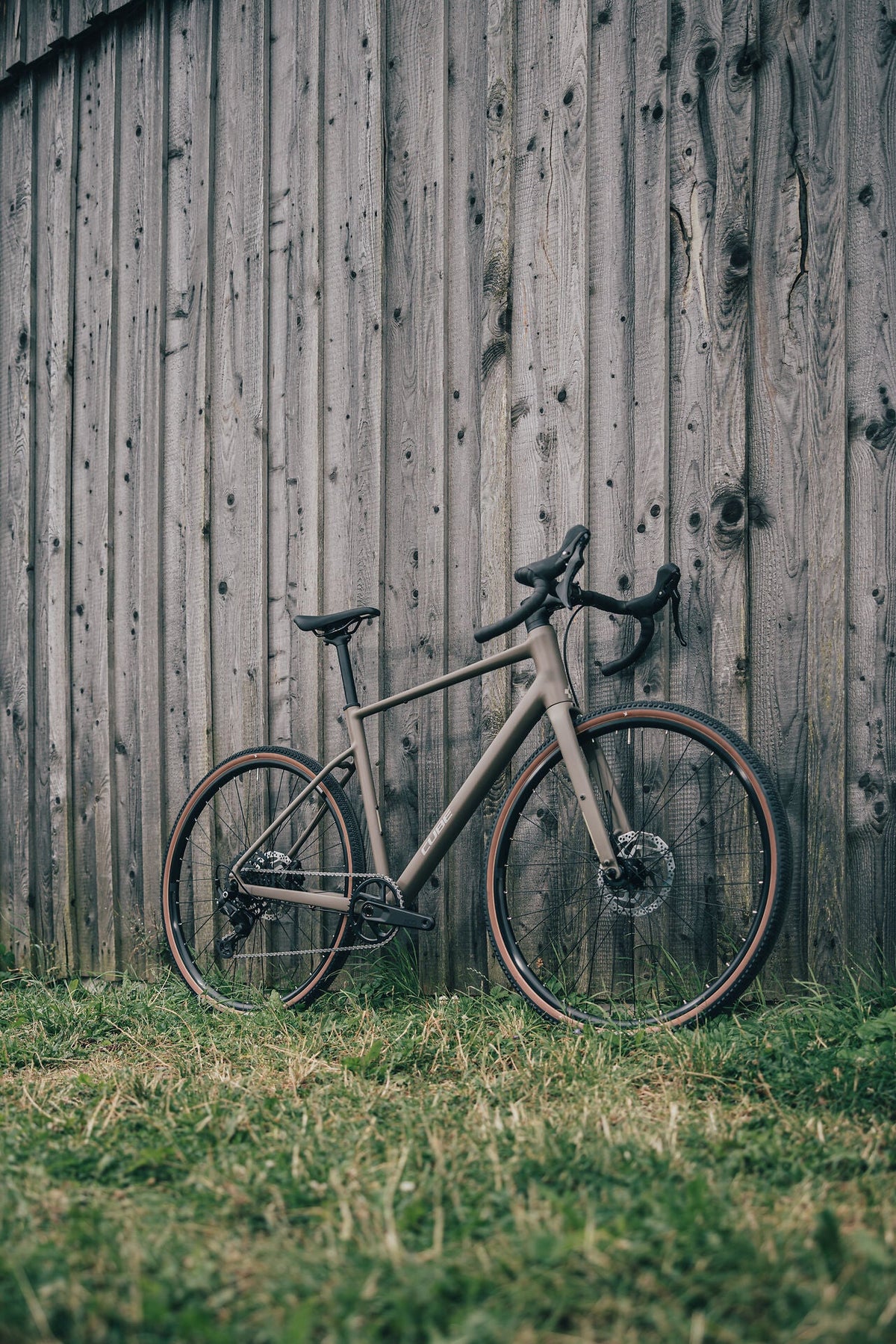 Cube Nuroad ONE wood´n´grey 2027 – Gravelbike – Seitenansicht 3