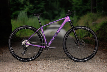 Cube Reaction C:62 Pro cosmicpurple´n´black 2027 – Mountainbike Hardtail – Seitenansicht 1