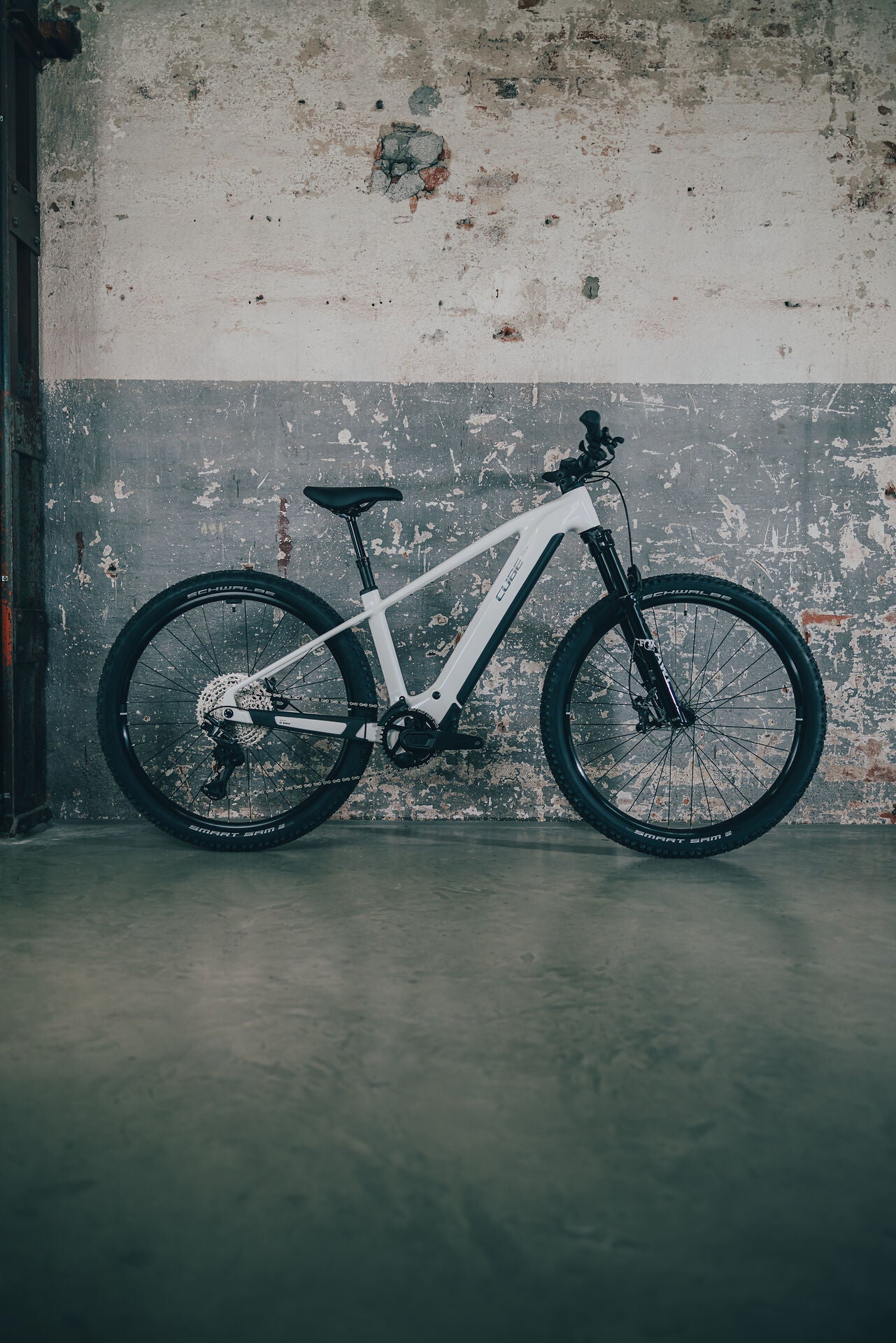 Cube Reaction Hybrid Race 800 snow´n´black 2027 – E-Mountainbike Hardtail – Seitenansicht 1