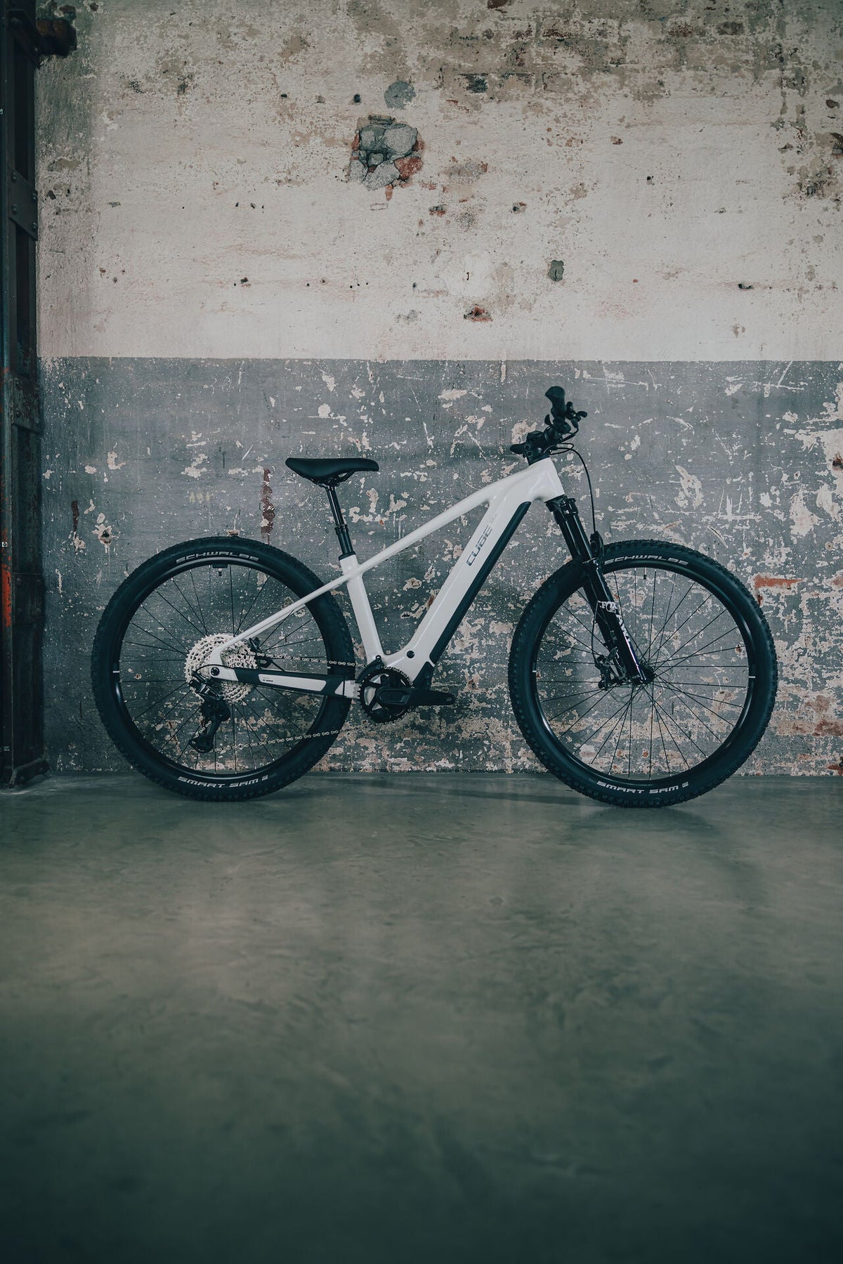 Cube Reaction Hybrid Race 800 snow´n´black 2027 – E-Mountainbike Hardtail – Seitenansicht 1