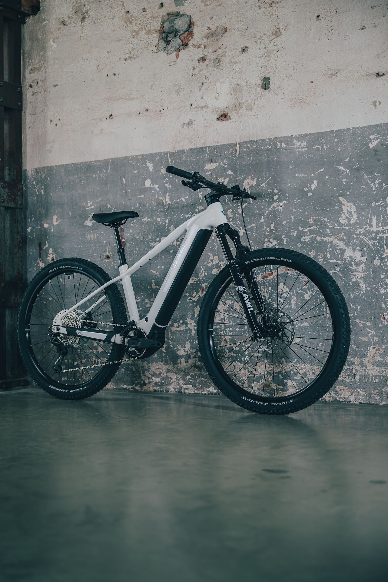 Cube Reaction Hybrid Race 800 snow´n´black 2027 – E-Mountainbike Hardtail – Seitenansicht 4