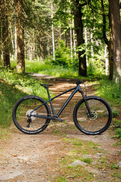 Cube Reaction SLX navyblack´n´black 2027 – Mountainbike Hardtail – Seitenansicht 1