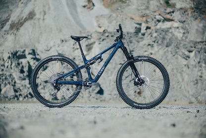 Cube Stereo C:62 Super TM splintercobalt´n´chrome 2027 – Mountainbike Fully – Seitenansicht 1