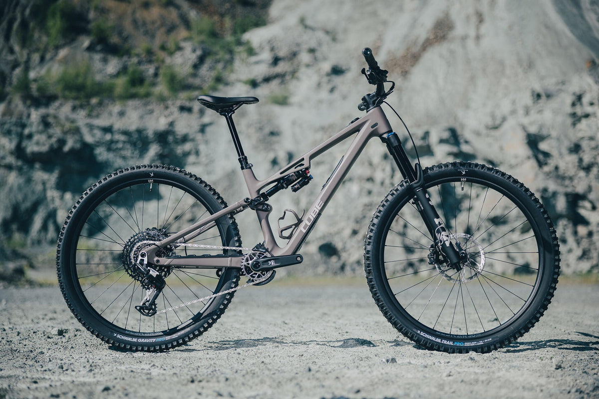 Cube Stereo HPC TM cedar´n´grey 2027 – Mountainbike Fully – Seitenansicht 1