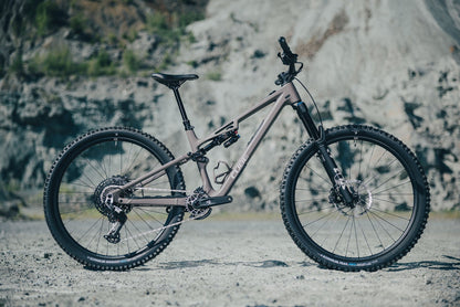 Cube Stereo HPC TM cedar´n´grey 2027 – Mountainbike Fully – Seitenansicht 1