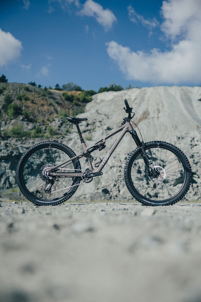 Cube Stereo HPC TM cedar´n´grey 2027 – Mountainbike Fully – Seitenansicht 2