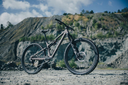 Cube Stereo HPC TM cedar´n´grey 2027 – Mountainbike Fully – Seitenansicht 4