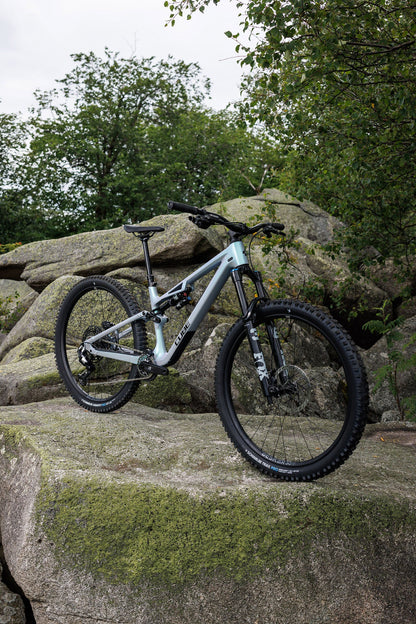 Cube Stereo HPC TM greenfusion´n´black 2027 – Mountainbike Fully – Seitenansicht 2