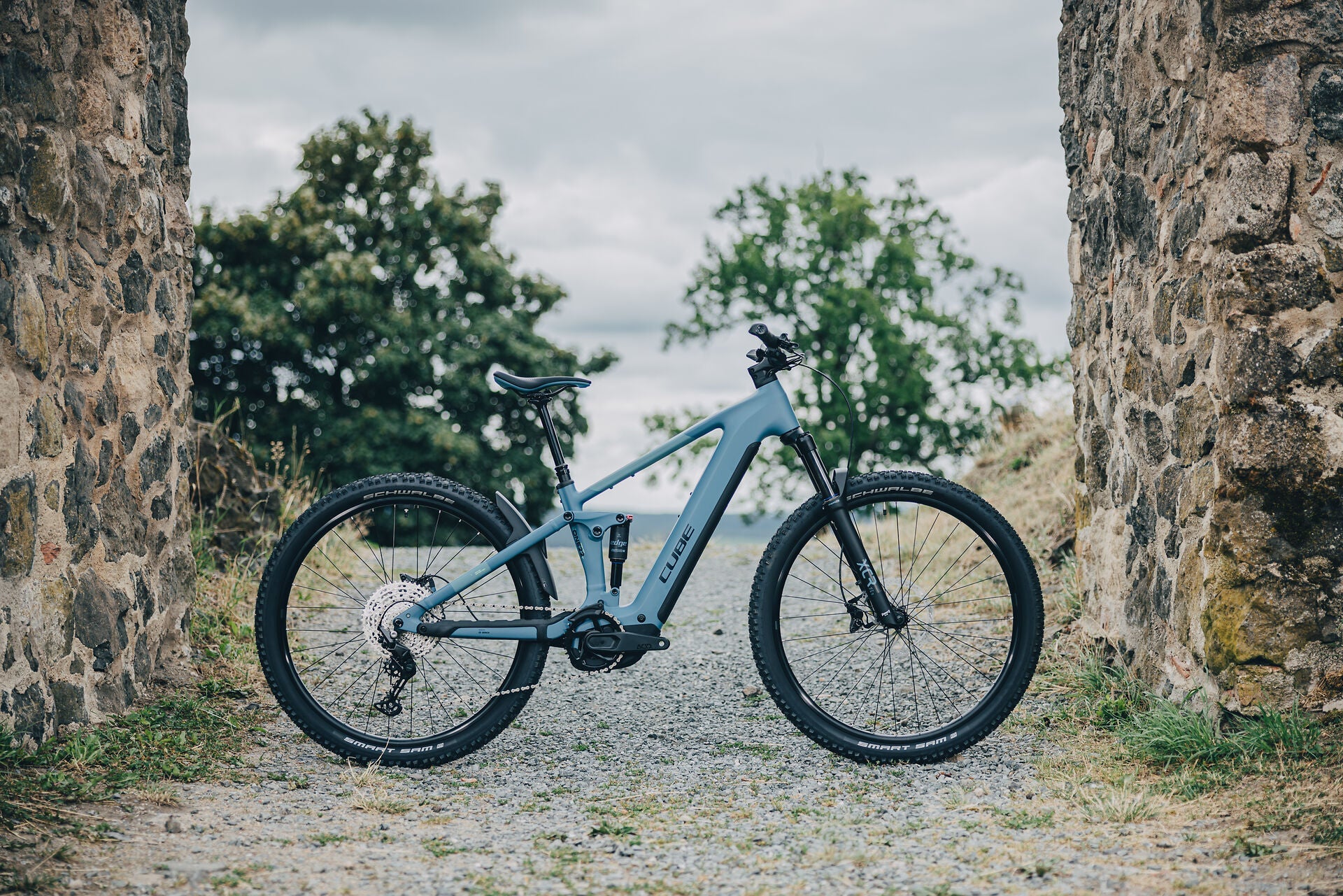 Cube Stereo Hybrid ONE22 Pro 800 bluesapphire´n´blue 2027 – E-Mountainbike Fully – Seitenansicht 1