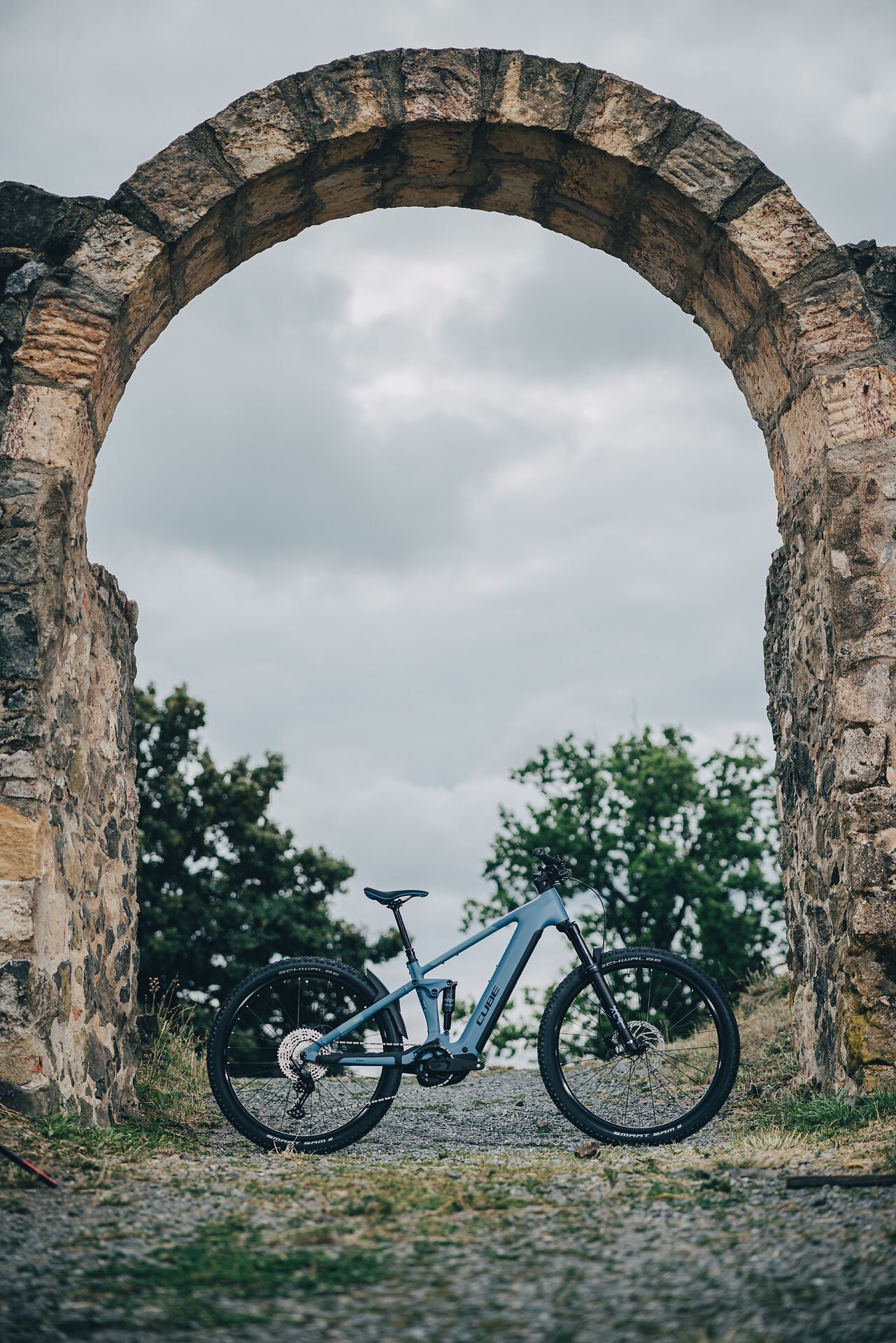 Cube Stereo Hybrid ONE22 Pro 800 bluesapphire´n´blue 2027 – E-Mountainbike Fully – Seitenansicht 2