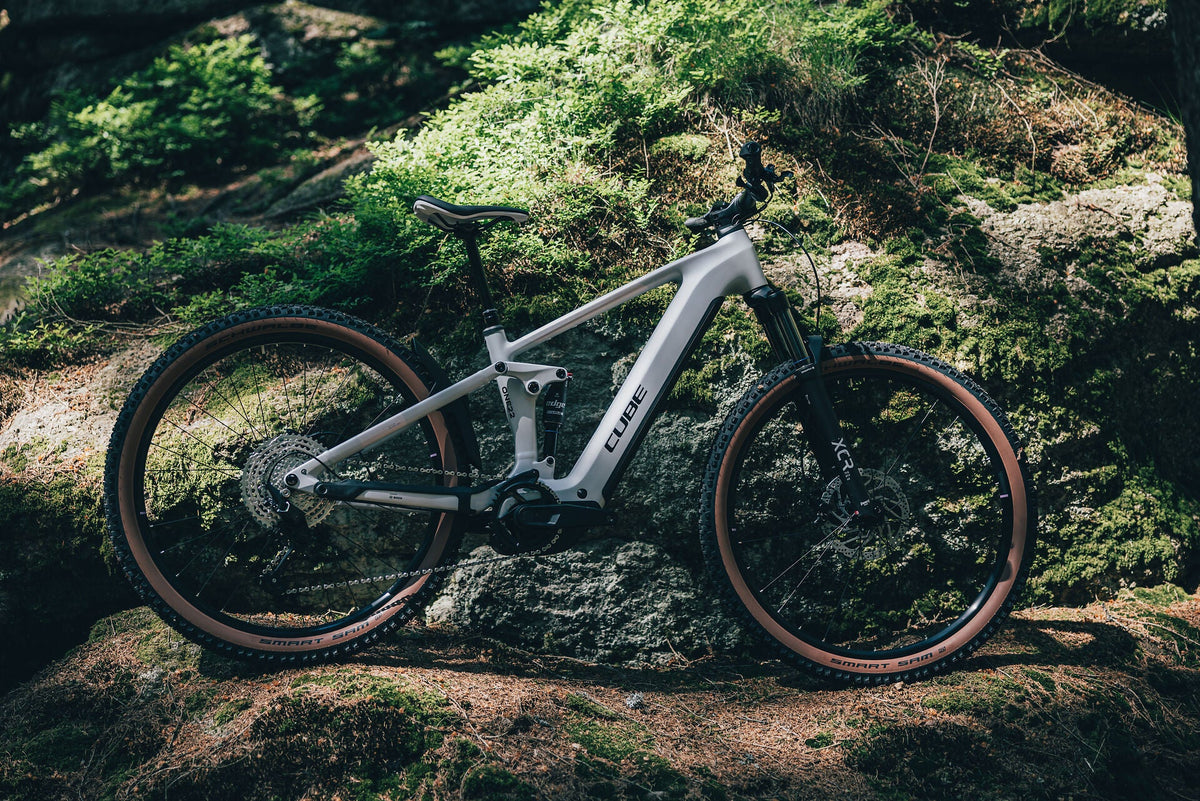 Cube Stereo Hybrid ONE22 Pro 800 foggrey´n´sparklerose 2027 – E-Mountainbike Fully – Seitenansicht 1