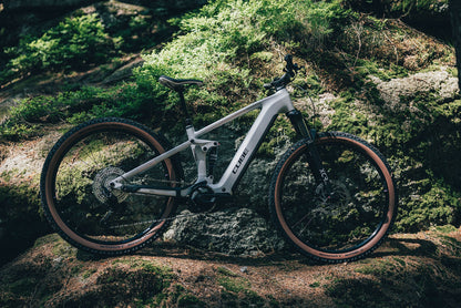 Cube Stereo Hybrid ONE22 Pro 800 foggrey´n´sparklerose 2027 – E-Mountainbike Fully – Seitenansicht 1