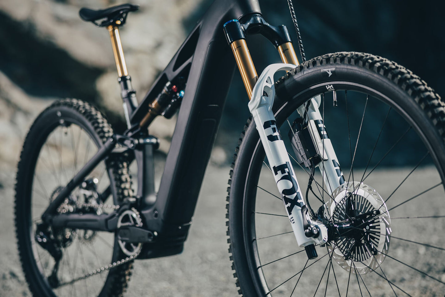Cube Stereo Hybrid ONE44 HPC AT 800 carbon´n´white 2027 – E-Mountainbike Fully – Detailansicht 1