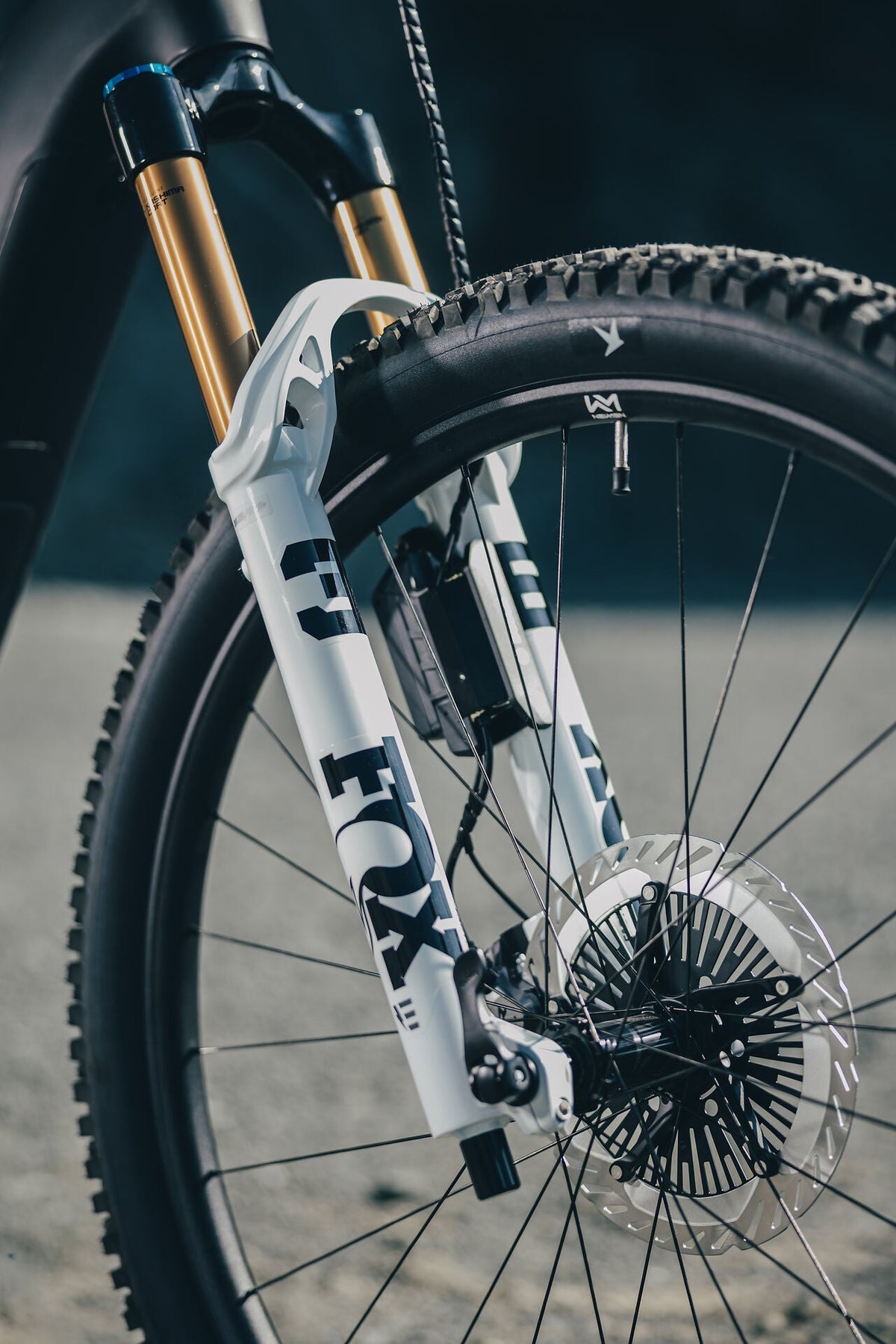 Cube Stereo Hybrid ONE44 HPC AT 800 carbon´n´white 2027 – E-Mountainbike Fully – Detailansicht 2
