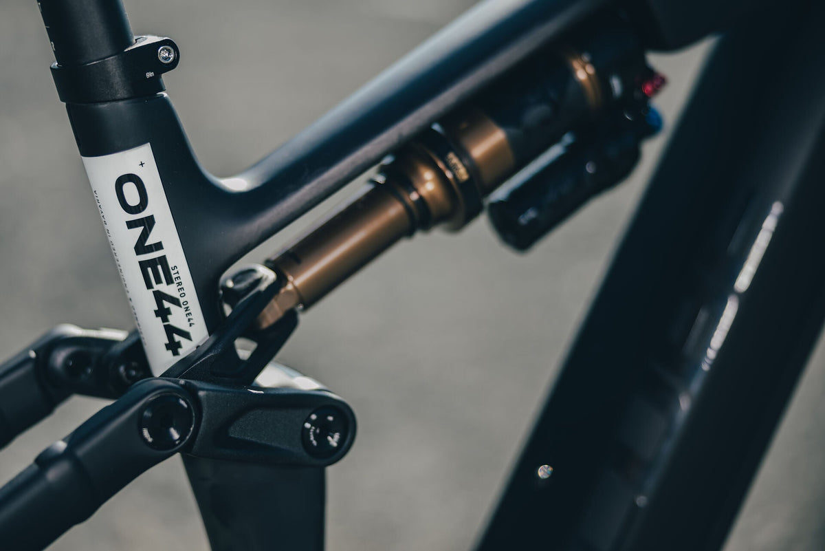 Cube Stereo Hybrid ONE44 HPC AT 800 carbon´n´white 2027 – E-Mountainbike Fully – Detailansicht 7