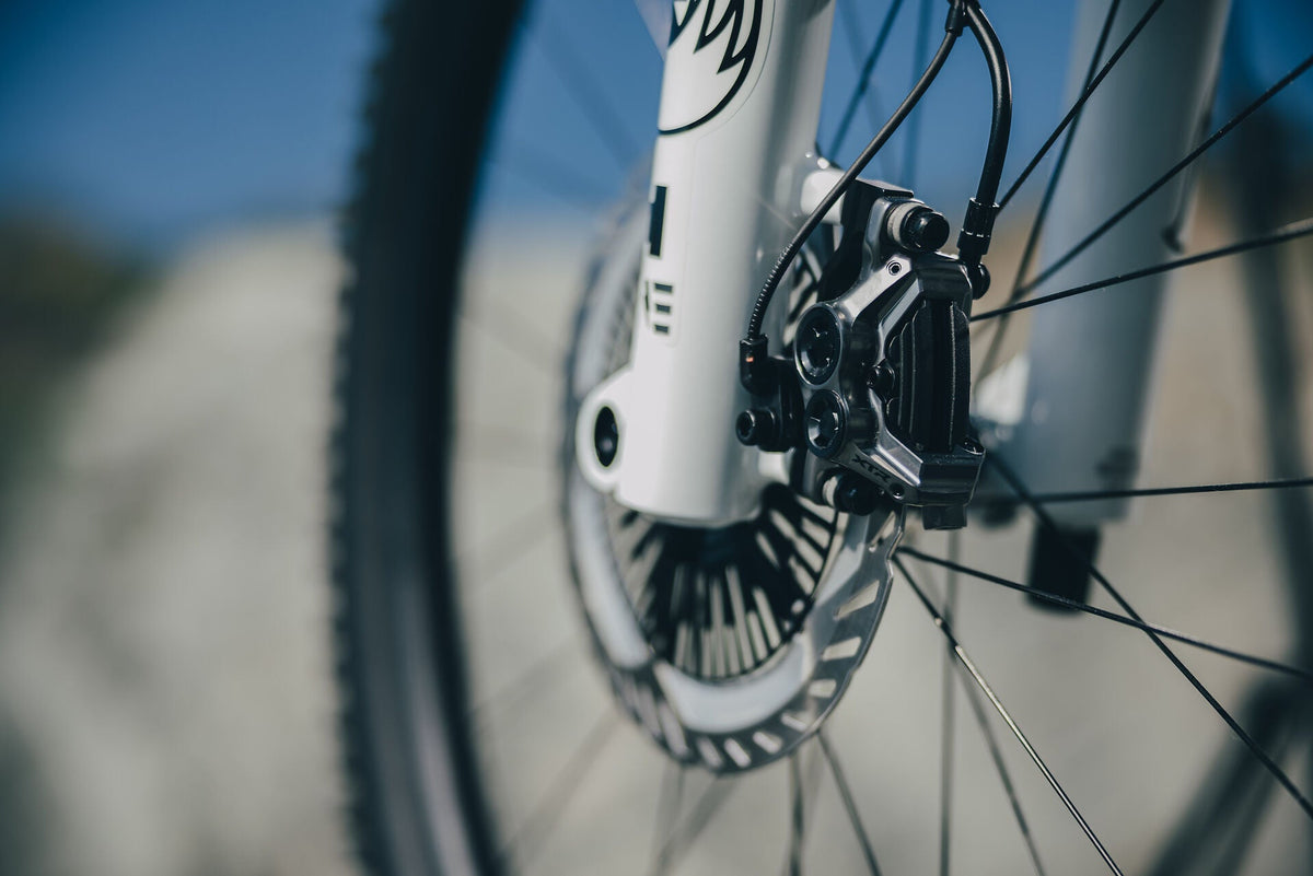 Cube Stereo Hybrid ONE44 HPC AT 800 carbon´n´white 2027 – E-Mountainbike Fully – Detailansicht 11