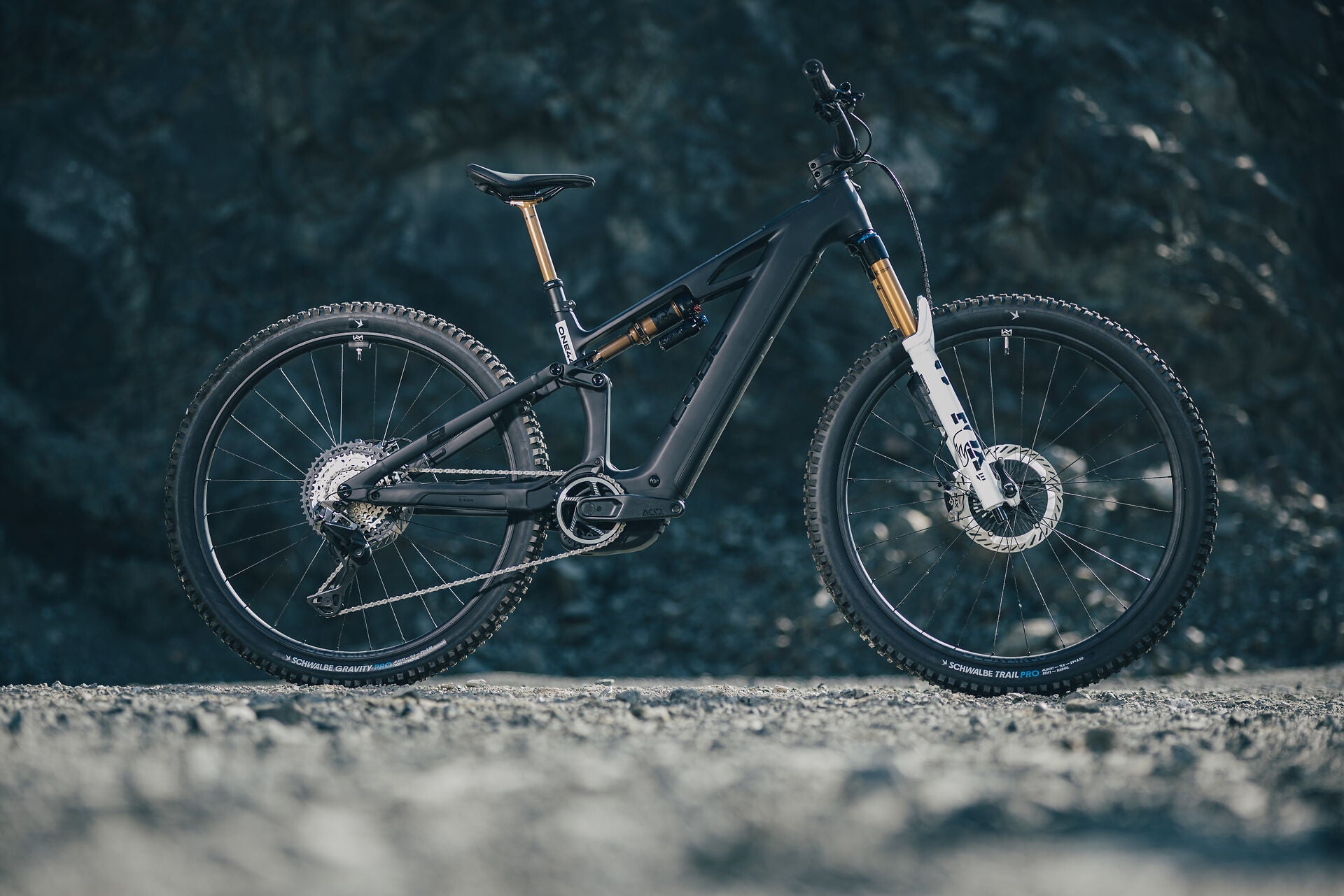 Cube Stereo Hybrid ONE44 HPC AT 800 carbon´n´white 2027 – E-Mountainbike Fully – Seitenansicht 1